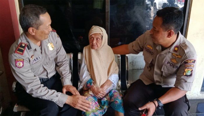 Kapolsek Sukmajaya Kompol Yudho Huntoro dengan anggota sedang menanyai nenek 'linglung' yang ditemukan warga di Jalan (angga)