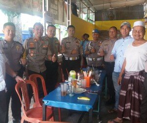 Kapolsek Cimanggis AKP Bagus Panuntun (no dua dari kiri) didampingi Wakapolsek Cimanggis AKP Agus didampingi perwira dan jajaran, Ngeriung Kamtibmas di rumah tokoh masyarakat H.Mamin Kebayunan Tapos. (Angga)