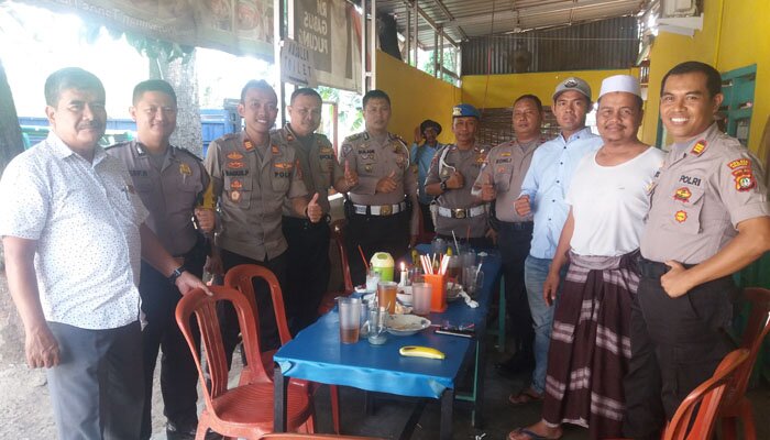 Kapolsek Cimanggis AKP Bagus Panuntun (no dua dari kiri) didampingi Wakapolsek Cimanggis AKP Agus didampingi perwira dan jajaran, Ngeriung Kamtibmas di rumah tokoh masyarakat H.Mamin Kebayunan Tapos. (Angga)