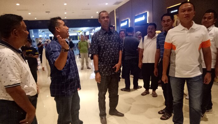 Wakapolda Banten, Brigjen Pol Tomax Korniawan (tengah), Kabid Humas Kombes Pol Edy Sumardi (kiri) dan Kapolres Serang AKBP Indra Gunawan (kanan) saat nobar "Hanya Manusia". (haryono)