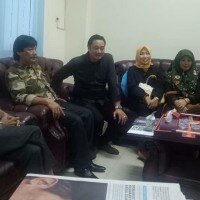 Kepala BNN Kabupaten Bogor, Nugraha Setia Budhi (baju putih kanan) di kantornya saat menerima kunjungan dari pengurus DPC Granat Kabupaten Bogor (dok)