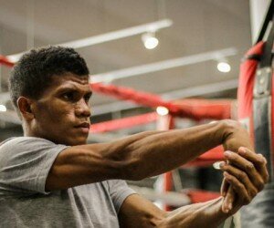 Petinju national, Ongen Saknosiwi, anggota TNI AU jadi juara dunia tinju. kelas Bulu versi IBA.( Mahkota Promotions)