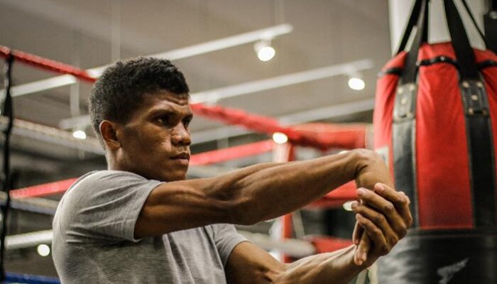 Petinju national, Ongen Saknosiwi, anggota TNI AU jadi juara dunia tinju. kelas Bulu versi IBA.( Mahkota Promotions)