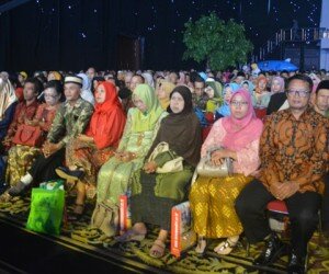 Para orang tua wisudawan UBSI.(ali)