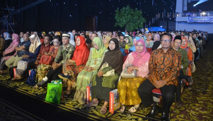 Para orang tua wisudawan UBSI.(ali)