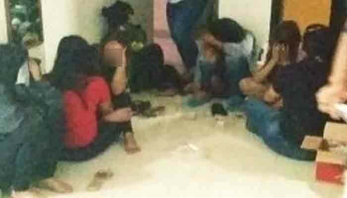 Sejumlah pekerja wanita panti pijat plus plus dikawasan Ruka Grand Boulevard, BSD, Serpong saat dirazia tim gabungan Satpol PP Kota Tangsel. (anton)