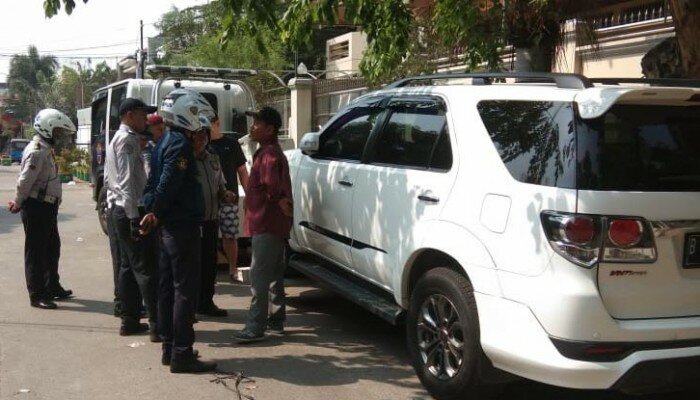 Petugas Sudis Perhubungan Jakbar menertibkan sejumlah kendaraan yang diparkir sembarangan di kawasan Green Garden. (Rachmi) Attachments area