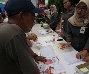 Pedagang di Pasar Induk Beras Cipinang tengah mengajukan kredit Monas UMKM. (ist)