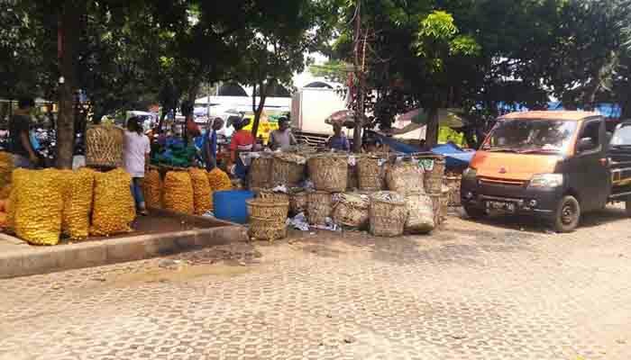 penampungan buah yang membuat lahan parkir berkurang. (Ifand)