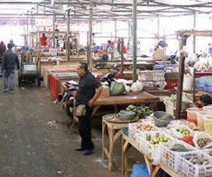 Kondisi lapak pedagang Pasar Kemiri Muka, Beji yang perlu direnovasi karena tidak lagi layak dipakai. (anton)