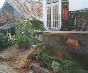 barang-barang yang terbakar dalam kamar dikeluarkan keluarga korban.