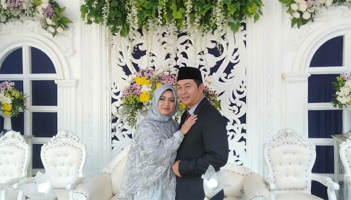 PasutriDeden Deni Wahyudi nomor urut 2 dan Rahmawati nomor urut 1 menjadi kandidat di Desa Sukakersa, Sukabumi.(sule)