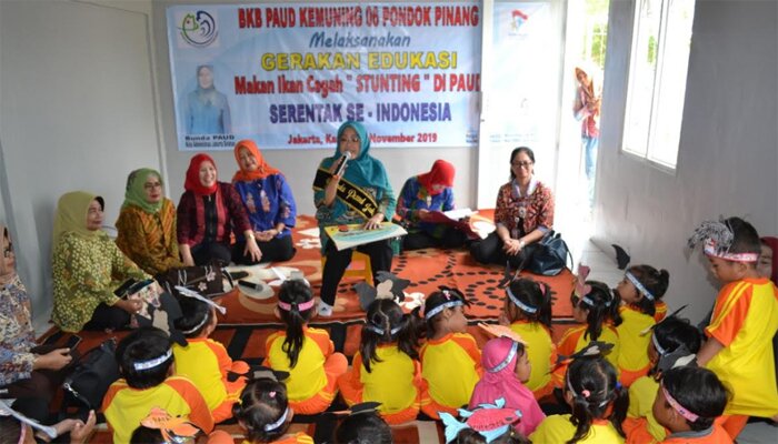 Anak-anak PAUD sedang mendapat edukasi cerita manfaat gemar makan ikan. (dok/wandi)