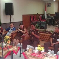 Kajari Depok Yudi Triadi didampingi Kasie Intel setempat Kosasih dan sejumlah pejabat Kejari Depok. (anton)