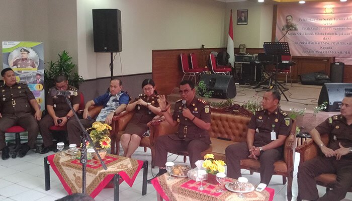 Kajari Depok Yudi Triadi didampingi Kasie Intel setempat Kosasih dan sejumlah pejabat Kejari Depok. (anton)