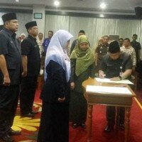 Wali Kota Depok Muhammad Idris saat melantik sekitar 55 orang administrator dan pengawas di lingkungan Kota Depok. (anton)