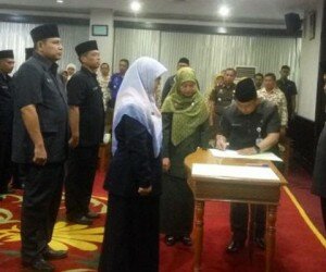 Wali Kota Depok Muhammad Idris saat melantik sekitar 55 orang administrator dan pengawas di lingkungan Kota Depok. (anton)