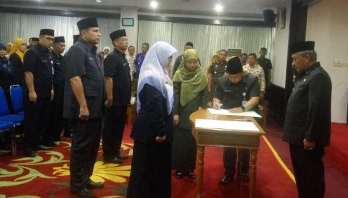 Wali Kota Depok Muhammad Idris saat melantik sekitar 55 orang administrator dan pengawas di lingkungan Kota Depok. (anton)