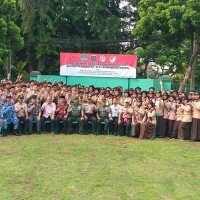 Pasiter Kodim Kota Depok Kapten Inf Ibrahim bersama para peserta dan pelajar SLTA sekota Depok dalam kegiatan pemberian pelatihan bela negara. (angga)