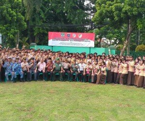 Pasiter Kodim Kota Depok Kapten Inf Ibrahim bersama para peserta dan pelajar SLTA sekota Depok dalam kegiatan pemberian pelatihan bela negara. (angga)