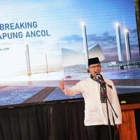 Gubernur DKI Jakarta Anies Baswedan meresmikan peletakan batu pertama Masjid Apung Ancol.