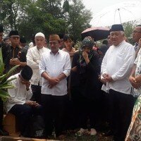 Mantan Ketua Umum Muhammadiyah Din Syamsudin dan Ketua Umum Muhammadiyah Haedar Nasir hadir dalam pemakaman Almarhum prof. Bachtiar Effendi di Depok. (anton)
