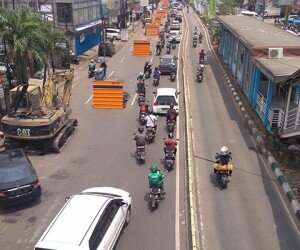 Pembangunan trototar dan lubang utilitas yang menyisakan satu ruas jalan dan menjadi biang kemacetan.(ifand)