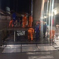 Sejumlah petugas sedang melakukan pembongkaran papan reklame dan videotron di kawasan Kemang. (wandi)