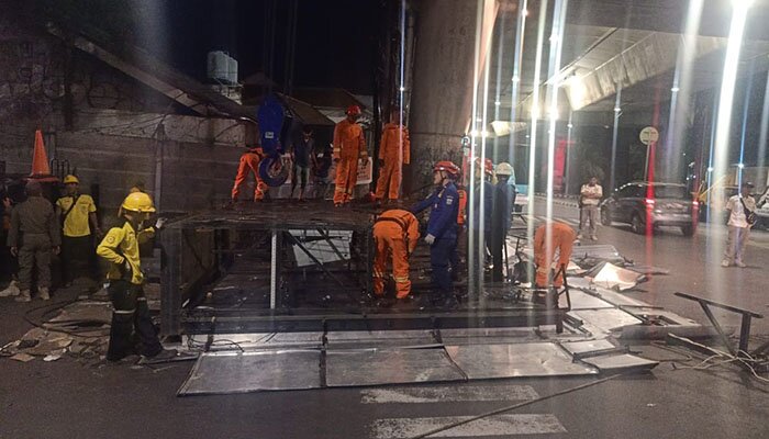 Sejumlah petugas sedang melakukan pembongkaran papan reklame dan videotron di kawasan Kemang. (wandi)