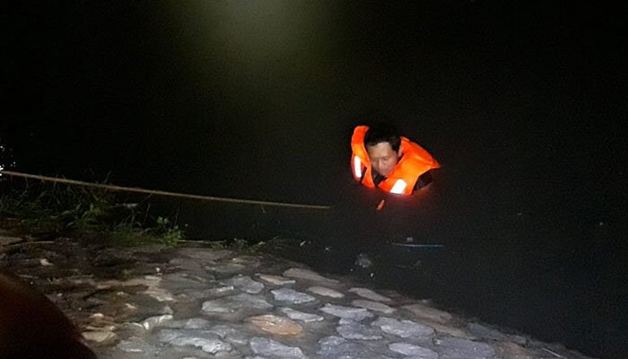 Proses pencarian bocah yang hanyut di kawasan Kanal Banjir Timur. (Ifand)