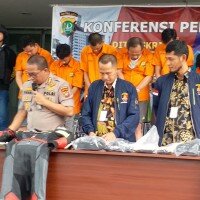 Kabid Humas Polda Metro Jaya Kombes Yusri Yunus menujukkan para tersangka pencuri barang berharga didalam koper milik penumpang pesawat.