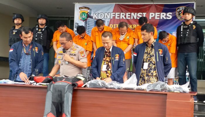 Kabid Humas Polda Metro Jaya Kombes Yusri Yunus menujukkan para tersangka pencuri barang berharga didalam koper milik penumpang pesawat.