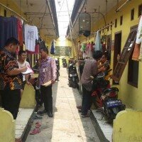 Suasana penertiban di sejumlah rumah kontrakan wiayah Kampung Rawa Sapi, Kelurahan Jatimulya, Tambun Selatan. (saban)
