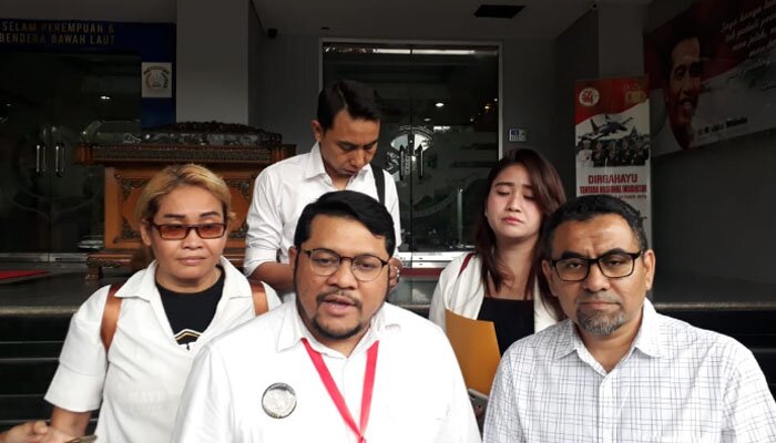 Pengacara Ninoy, Angga Busra Lesmana (tengah), di Polda Metro Jaya, Jakarta Selatan, Jumat (1/11/2019).(firda)