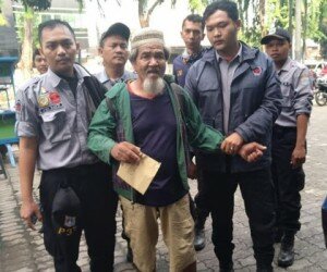 Muklis, pengemis tajir saat diamankan petugas. (wandi)
