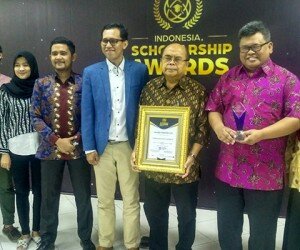 Ketua Baznas Prof Dr Bambang Sudibyo MBA CA saat menerima penghargaan sebagai lembaga penyedia beasiswa terfavorit. (johara)