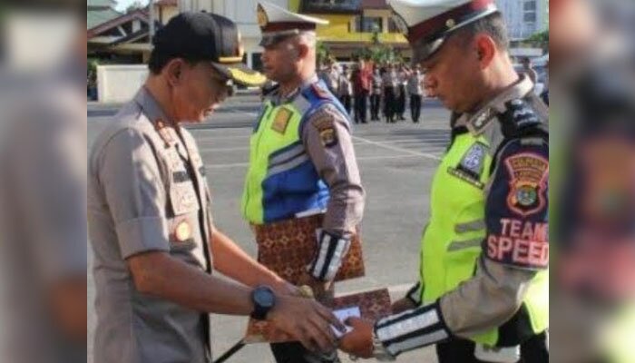 Kapolresta Bandar Lampung, Kombes Pol Wirdo Neflsco saat memberi penghargaan.