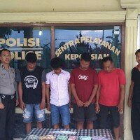 4 penjudi (tengah) diapit petugas yang menangkapnya.(koesma)