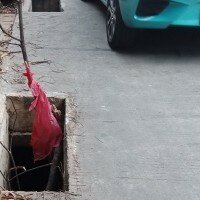 Kondisi penutup lubang saluran air di Jl. Raya Dahlia sebagai jalan alterntif yang hilang dan membahayakan pemakai kendaraan. (anton)