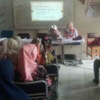 Sejumlah orang tua murid SMPN 20 Depok saat mendapatkan penyuluhan. (anton)