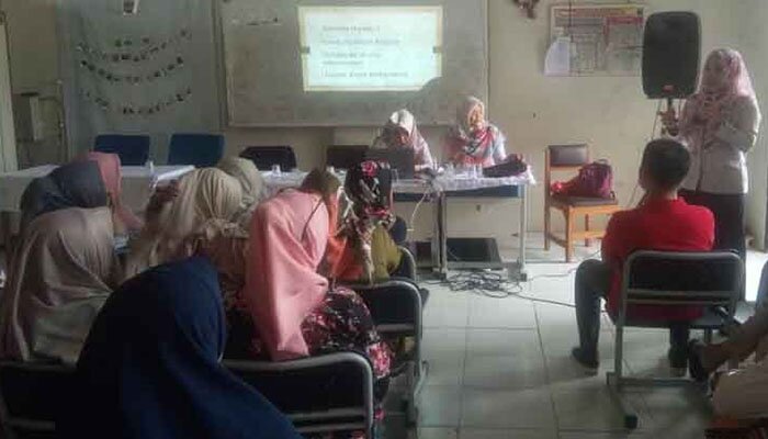 Sejumlah orang tua murid SMPN 20 Depok saat mendapatkan penyuluhan. (anton)