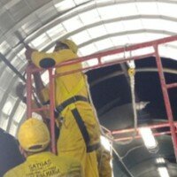 Pekerja tengah memperbaiki JPO Kedoya yang mengalami kerusakan. (ist)