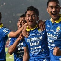 Pemain-pemain Persib Bandung merayakan gol yang dicetak Febi Hariyadi. (twitter @persib)