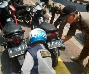 Petugas sedang melakukan tindakan tegas saat menggelar operasi di Jalan Panglima Polim. (wandi)