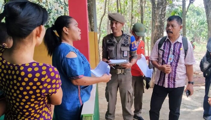 Sejumlah petugas Satpol PP Kota Depok saat memberikan SP 3 kepada penggarap lahan di kawasan kampus UIII lahan RRI Cimanggis. (anton)