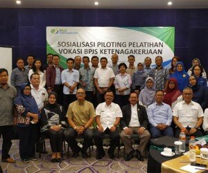 Ketua Apindo Kabupaten Bekasi, H. Sutomo, SH, MMK3L, Kepala Dinas Tenaga Kerja Kabupaten Bekasi, Edi Rochyadi, Achmad Fatoni Kepala Kantor Cabang Bekasi Cikarang. dan Asisten Deputi Kendali Mutu Operasional dan Investigasi Klaim, Isnavodiar bersama peserta sosialisasi.(ist)