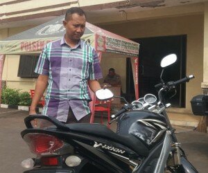 Kanit Reskrim Beji Iptu Heri dengan menunjukan barang bukti motor milik pelaku digunakan untuk mencuri (angga)