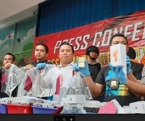 Kapolres Kota Tangerang AKBP Ade Ary Syam Indradi didampingi Kasat Reskrim AKP Gogo Galesung menunjukkan smartphone rakitan ilegal yang pabriknya digerebek. (imam)