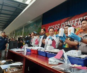Kapolres Kota Tangerang AKBP Ade Ary Syam Indradi didampingi Kasat Reskrim AKP Gogo Galesung menunjukkan smartphone rakitan ilegal yang pabriknya digerebek. (imam)
