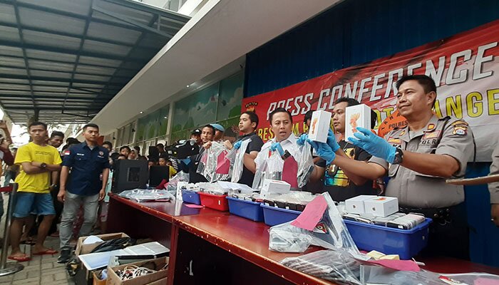 Kapolres Kota Tangerang AKBP Ade Ary Syam Indradi didampingi Kasat Reskrim AKP Gogo Galesung menunjukkan smartphone rakitan ilegal yang pabriknya digerebek. (imam)